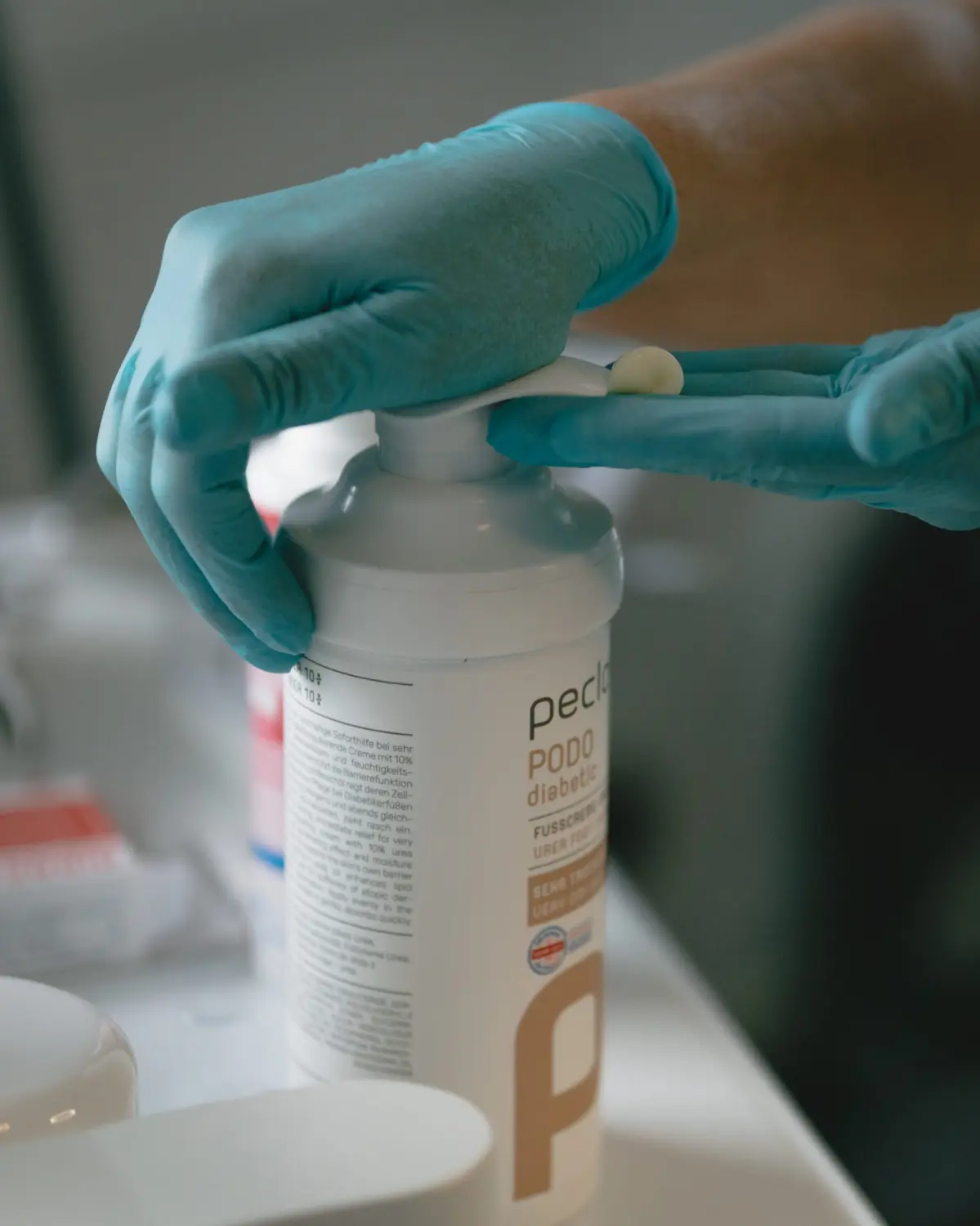 Podologie Yurttas - Lotion auf die Hände auftragen